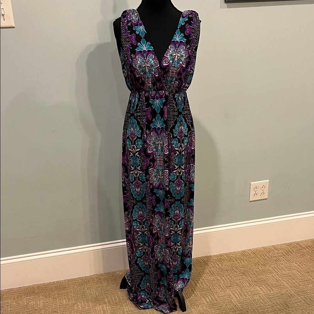 Chic Floral Maxi Dress in Black and Purple